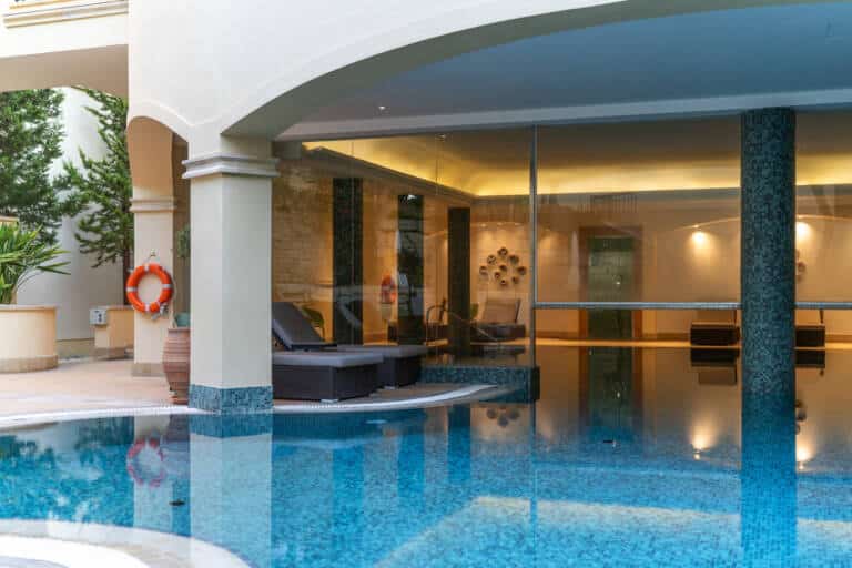 AH Hotel Innendørsbasseng