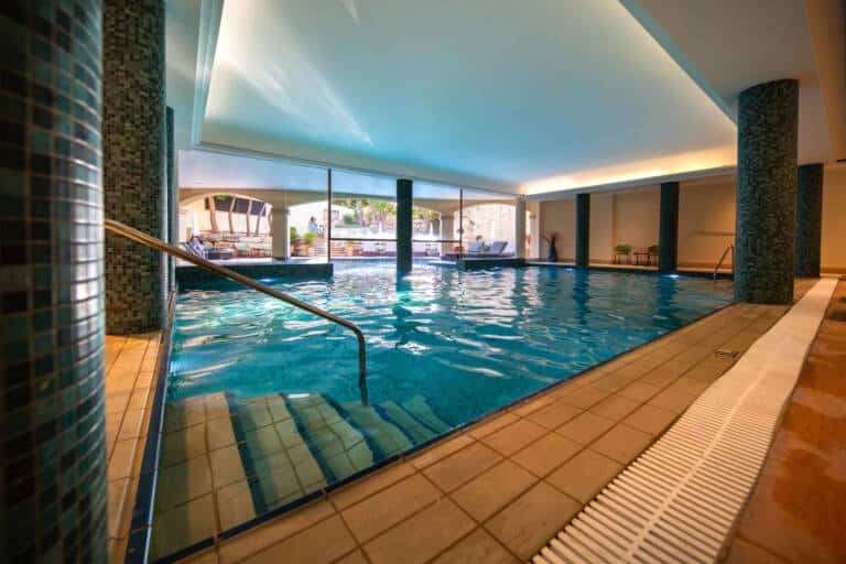 innendørs svømmebasseng #Aphroditehills #indoorswimmingpool ©Backlightmedia_1