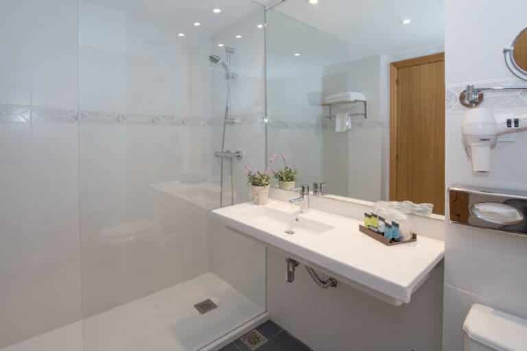 Double_room_bathroom_with_shower 100,102 i 116