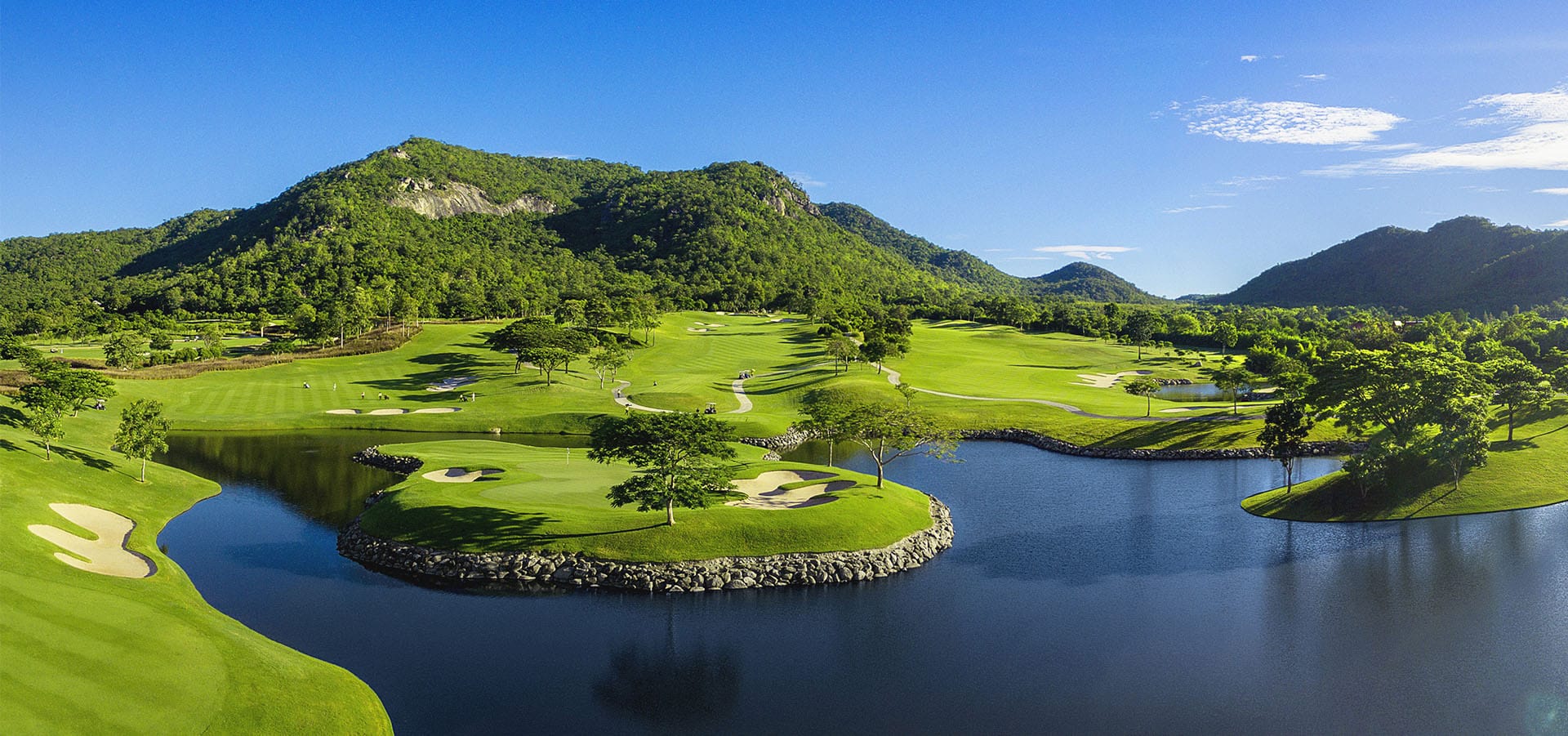 Golf i Hua Hin – Black Mountain Golf Club med fjellene i bakgrunnen