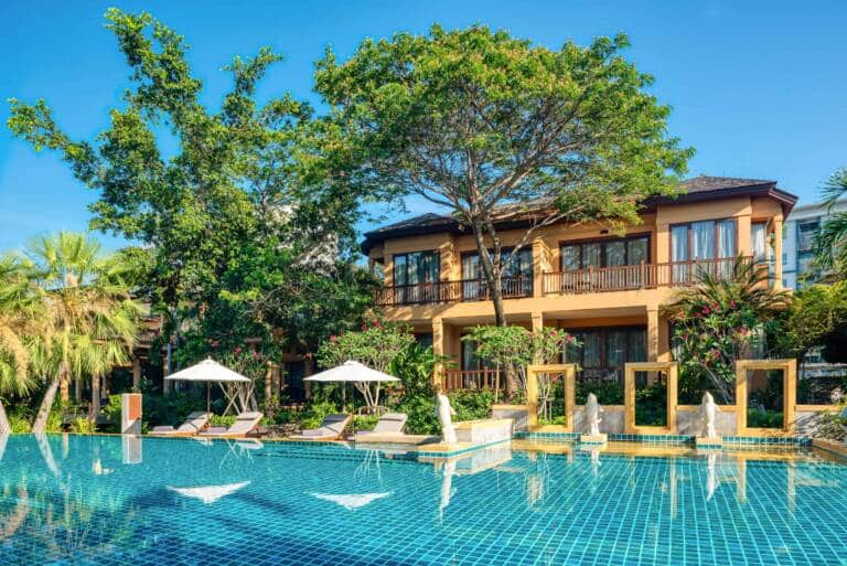 Exterior-Emerald-Pool-4-1