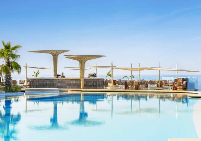 REGNUM_THE_CROWN_Seven_Infinity_Pool_Lounge-01