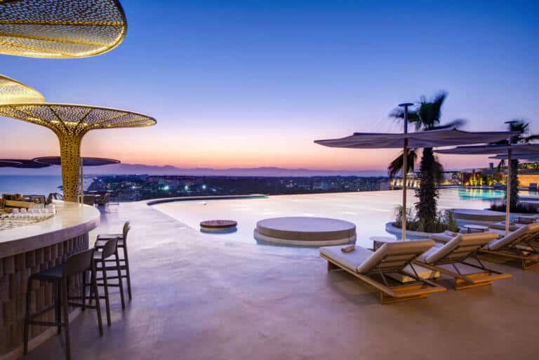 REGNUM_THE_CROWN_Seven_Infinity_Pool_Lounge-02