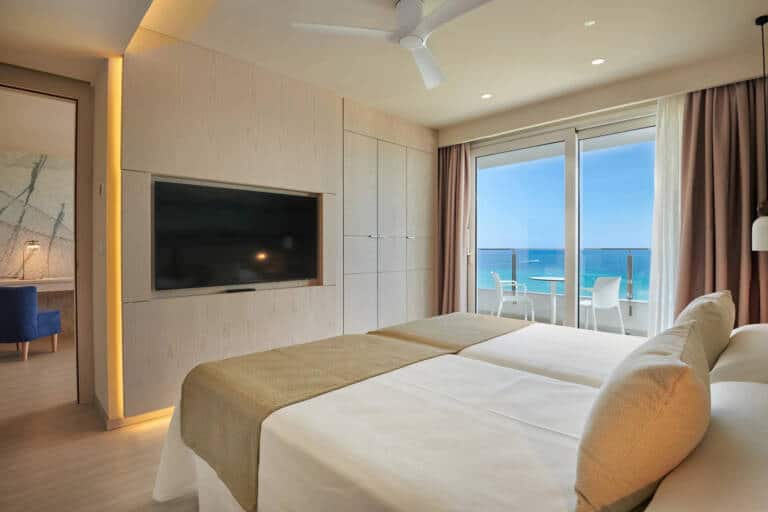 hipotelsflamencosuitebedroom2499