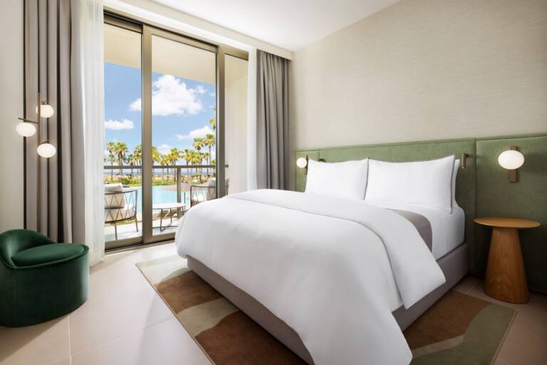 wi-faoaa-deluxe-pool-view-room-27567_Classic-Hor