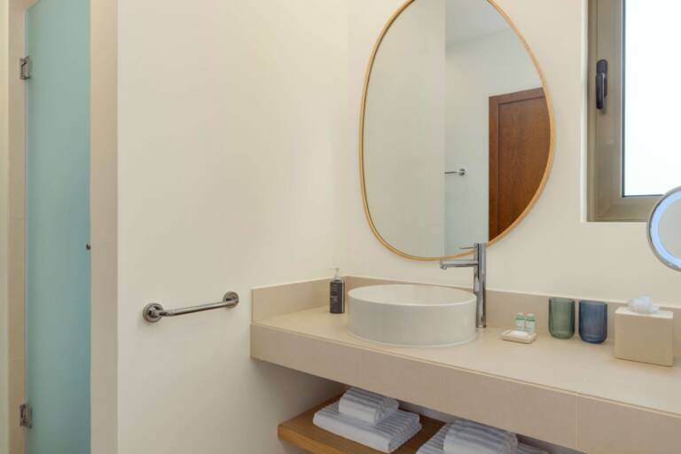 wi-faoaa-guest-room-bathroom-18656_Classic-Hor