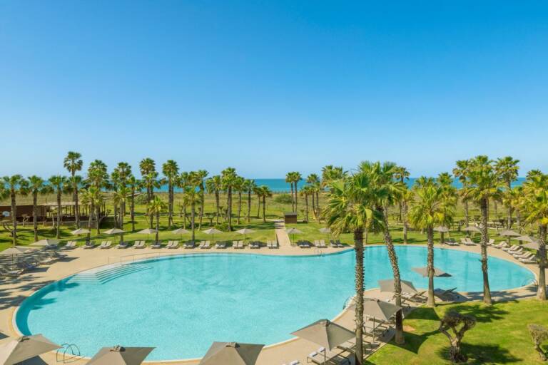 wi-faoaa-main-pool-with-ocean-view-35629_Classic-Hor
