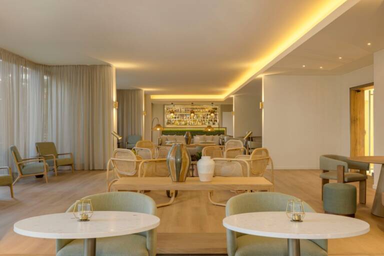 wi-faoaa-serenity-bar-interior-32922_Classic-Hor